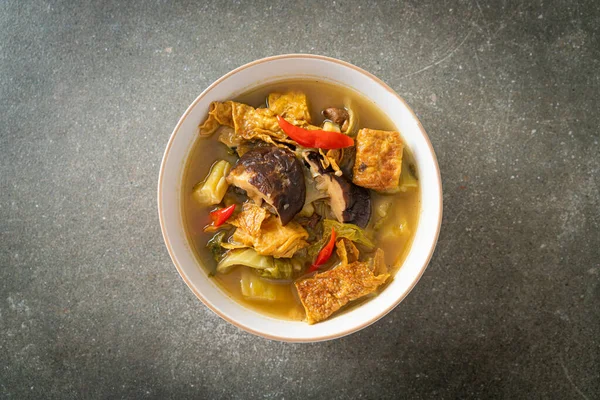 haşlanmış lahana turşusu ve acı kabak çorbası - Asya ve vegan ve vejetaryen yemek tarzı