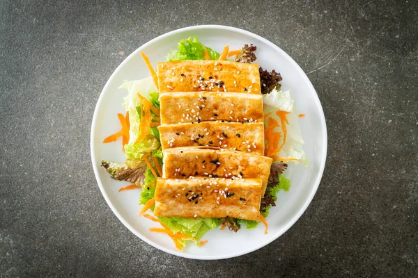 Susamlı teriyaki tofu salatası. Vejetaryen ve vejetaryen yemek tarzı.