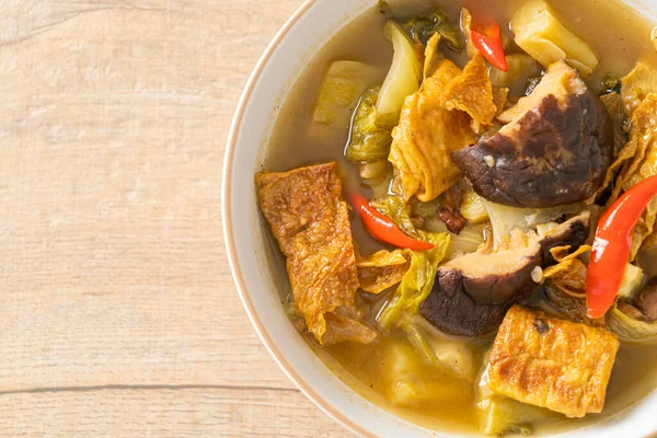 haşlanmış lahana turşusu ve acı kabak çorbası - Asya ve vegan ve vejetaryen yemek tarzı