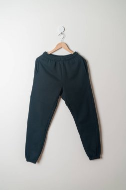 eşofman altı ya da duvarda ahşap askıyla asılı koşucu pantolonu