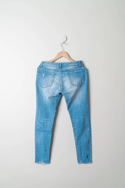 Calças Jeans Penduradas Com Cabide Madeira Parede — Fotografia de Stock