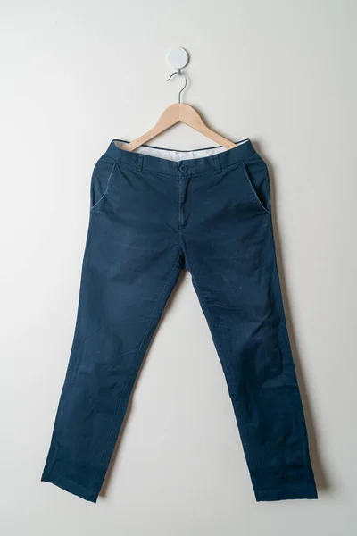 Pantolon Uzun Pantolon Duvarda Ahşap Askıyla Asılı — Stok fotoğraf