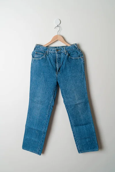 Spodnie Jeansowe Wiszące Wieszakiem Ścianie — Zdjęcie stockowe