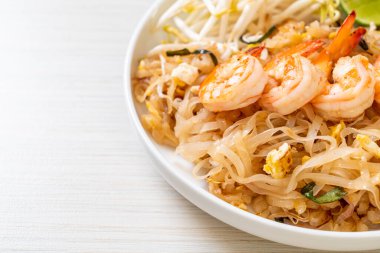 Karides ve lahanalı kızarmış şehriye ya da Pad Thai - Asya yemeği tarzı