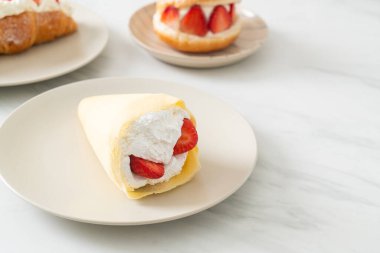 Taze çilek ve taze krep.