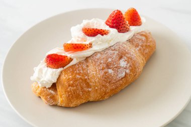 Çilekli ve taze kremalı kruvasan.