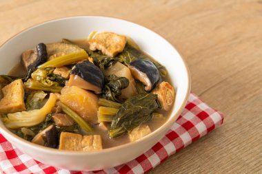 Tofulu Çin sebze güveci veya sebze çorbası karışımı - vejetaryen ve vejetaryen yemek tarzı.