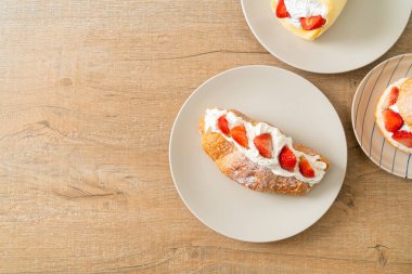 Çilekli ve taze kremalı kruvasan.