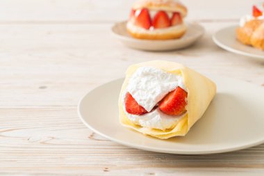 Taze çilek ve taze krep.