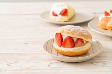 Motitozzo çilek krem peynir ya da krem peynirli çörek burger.