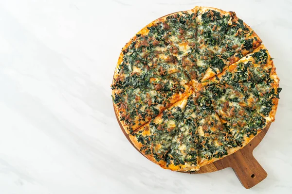 Špenát Sýrová Pizza Dřevěném Podnosu Vegetariánský Veganský Styl Jídla — Stock fotografie