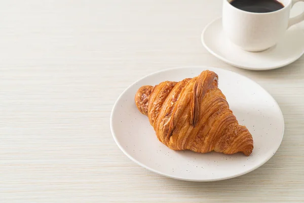 Frisches Croissant Auf Weißem Teller Mit Schwarzem Kaffee — Stockfoto