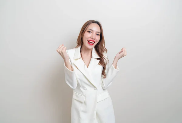 白い背景で成功した感情を持つ美しいアジアのビジネス女性を肖像画 — ストック写真