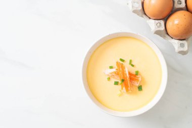 Yengeç sopasıyla haşlanmış yumurta ve taze soğan.