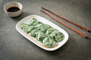 Soslu buğulanmış frenk soğanı. Asya usulü.