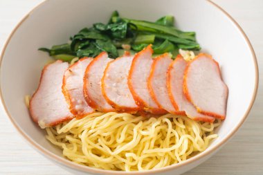 Barbekü Kırmızı Domuz Eriştesi Çorbalı - Asya usulü