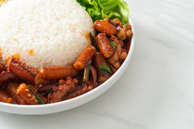 Ojing-O-Bokeum - Kore baharatlı pirinç kaseli ahtapot veya kızarmış kalamar - Kore yemeği tarzı