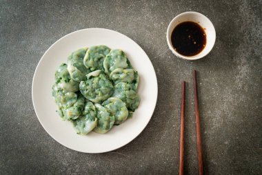 Soslu buğulanmış frenk soğanı. Asya usulü.