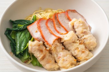 Barbekü Kırmızı Domuz eti ve Asya usulü Çorbalı Wonton Eriştesi.