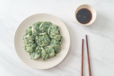 Soslu buğulanmış frenk soğanı. Asya usulü.