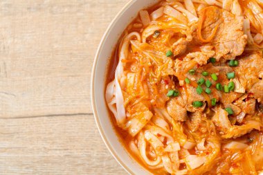Kore udon eriştesi ve kimchi çorbası, Asya usulü.