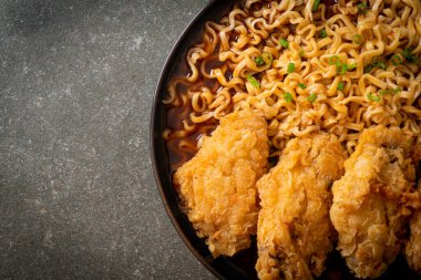 Kore usulü kızarmış tavuklu erişte ya da kızarmış tavuk Ramyeon Kore usulü.