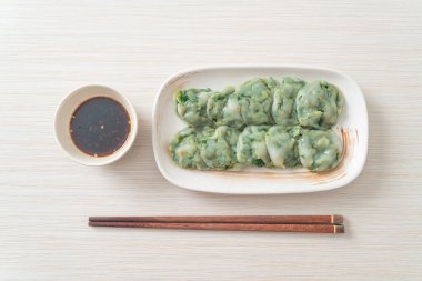 Soslu buğulanmış frenk soğanı. Asya usulü.