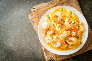 Karidesli ev yapımı kremalı omlet veya çırpılmış yumurta ve karides.