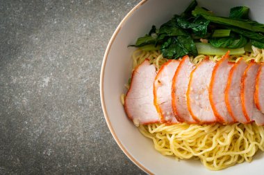 Barbekü Kırmızı Domuz Eriştesi Çorbalı - Asya usulü