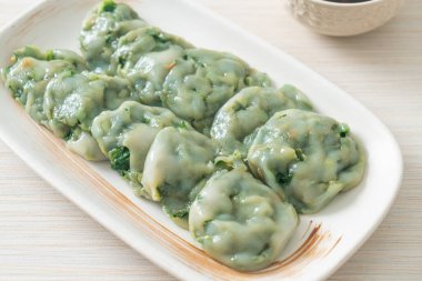 Soslu buğulanmış frenk soğanı. Asya usulü.