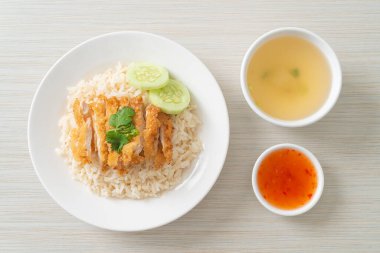 Kızarmış tavuklu pilav ya da Hainanese tavuklu pilav - Asya usulü.