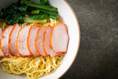 Barbekü Kırmızı Domuz Eriştesi Çorbalı - Asya usulü