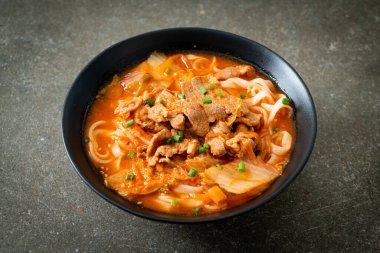 Kore udon eriştesi ve kimchi çorbası, Asya usulü.