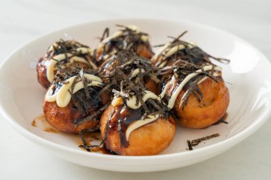 Takoyaki köftesi ya da ahtapot köftesi - Japon yemeği tarzı.