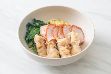 Barbekü Kırmızı Domuz eti ve Asya usulü Çorbalı Wonton Eriştesi.