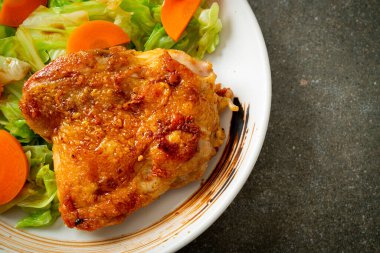 Teppanyaki teriyaki lahana ve havuçlu tavuk bifteği.