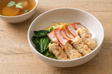 Barbekü Kırmızı Domuz eti ve Asya usulü Çorbalı Wonton Eriştesi.