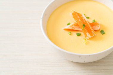 Yengeç sopasıyla haşlanmış yumurta ve taze soğan.