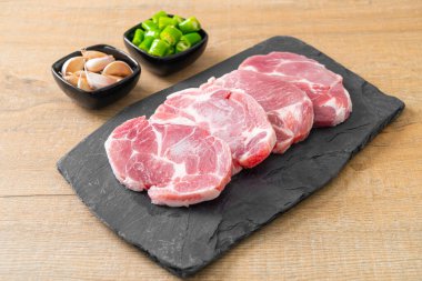 Taze domuz boyunlu ya da yakalı domuz eti ve terbiye edilecek malzemeler.