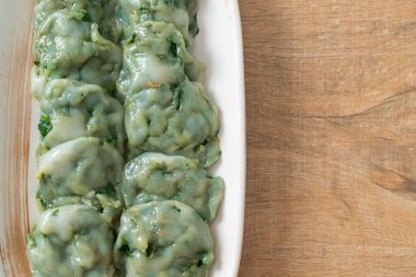 Soslu buğulanmış frenk soğanı. Asya usulü.