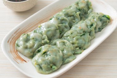 Soslu buğulanmış frenk soğanı. Asya usulü.