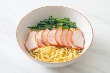 Barbekü Kırmızı Domuz Eriştesi Çorbalı - Asya usulü