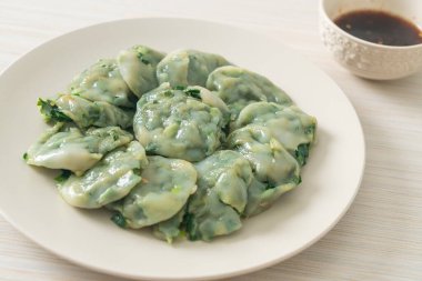 Soslu buğulanmış frenk soğanı. Asya usulü.