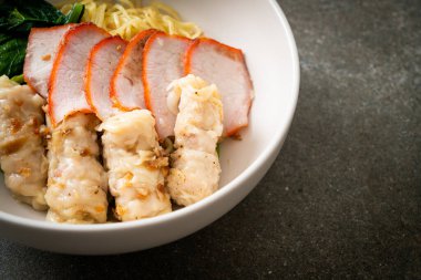 Barbekü Kırmızı Domuz eti ve Asya usulü Çorbalı Wonton Eriştesi.