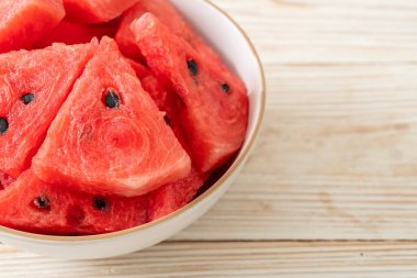 Beyaz kasede dilimlenmiş taze karpuz.