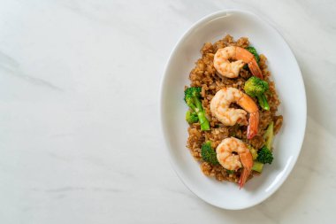 Brokoli ve karidesli kızarmış pirinç.