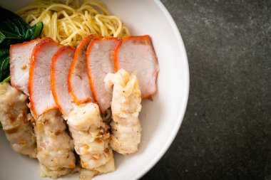 Barbekü Kırmızı Domuz eti ve Asya usulü Çorbalı Wonton Eriştesi.