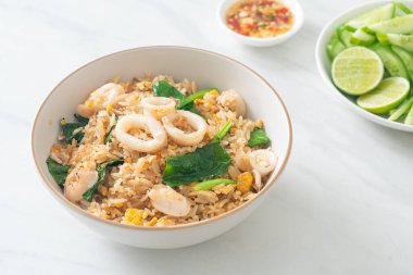 Kalamarlı ya da ahtapotlu pilav. Kalamar, yumurta ve lahana ile kızartılmış pirinç.