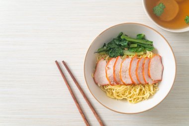 Barbekü Kırmızı Domuz Eriştesi Çorbalı - Asya usulü