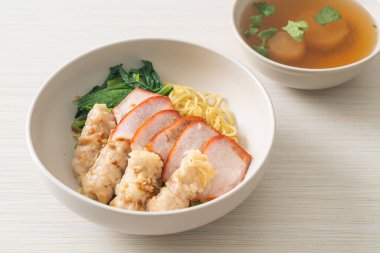 Barbekü Kırmızı Domuz eti ve Asya usulü Çorbalı Wonton Eriştesi.